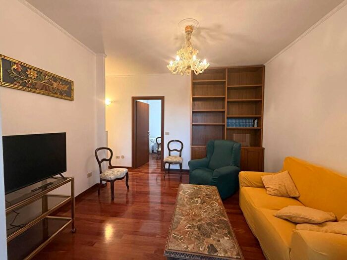 Appartamento quadrilocale in affitto in Via Passo Rolle, Quartiere Feltre, Milano