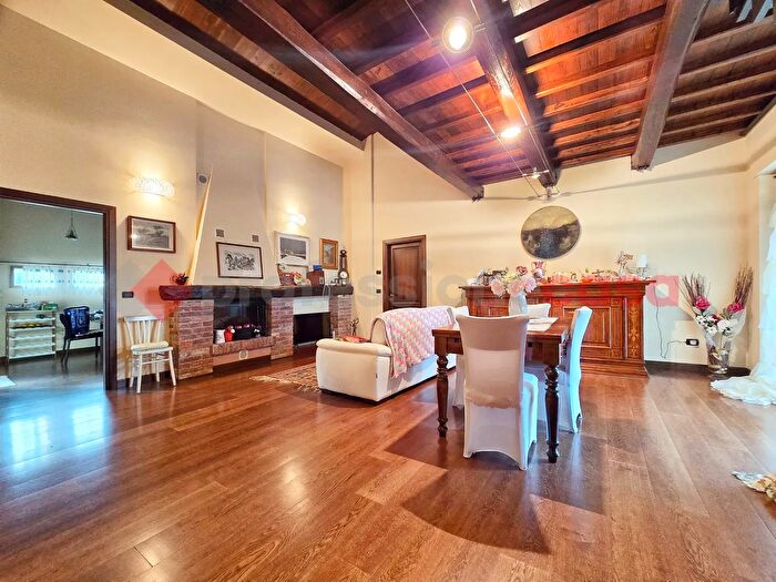 Casa con 11 locali in vendita in Via Pistignano, Rieti