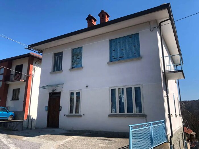 Casa con 10 locali in vendita in Traves