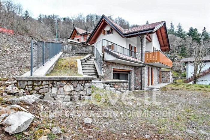 Casa quadrilocale in vendita in Via Gennaro Sora, Selvino