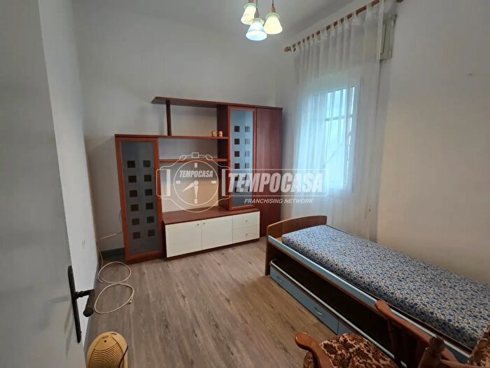 Casa con 5 locali in vendita in Adria