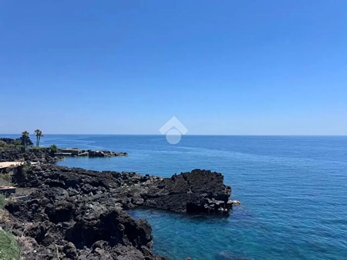 Casa con 10 locali in vendita in Via Canale Torto, Acireale