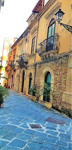 Appartamento con 7 locali in vendita in Via Dione, Siracusa