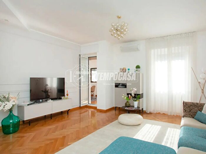 Appartamento trilocale in vendita in Via Giovanni da Procida, Milano