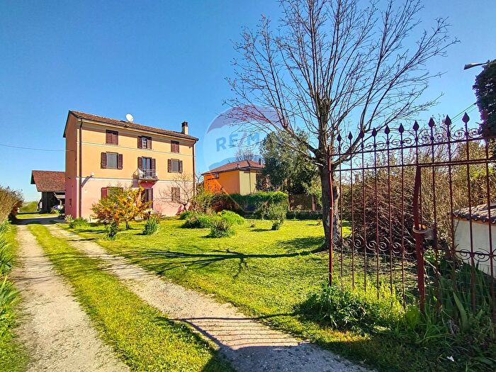 Casa con 11 locali in vendita in Via Ponti, San Zenone Al Po