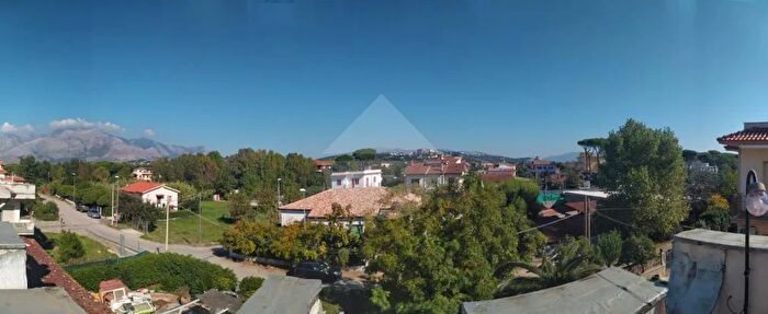 Casa con 10 locali in vendita in Minturno