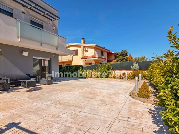 Casa con 7 locali in vendita in Via Ruggero Leoncacallo, Mendicino