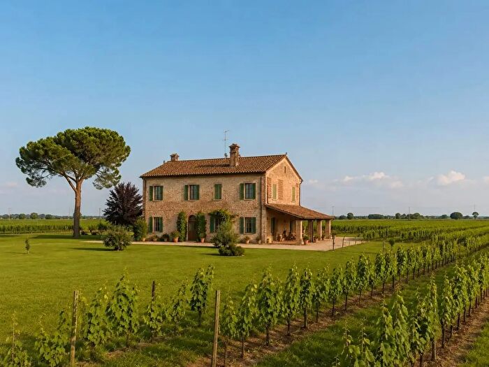 Casa con 7 locali in vendita in Via Lughese, Forli