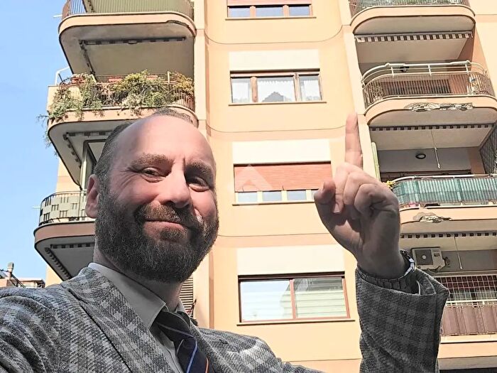 Appartamento trilocale in vendita in Via delle Gondole, Roma