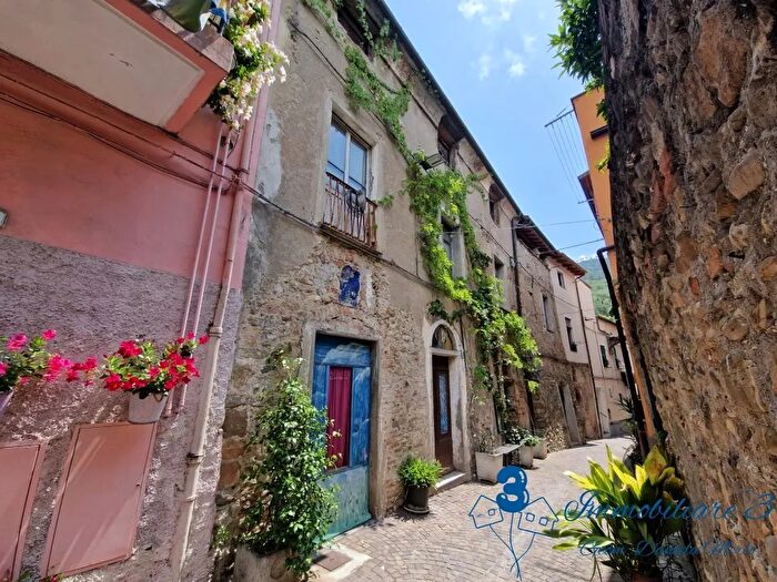 Casa con 11 locali in vendita in Villanova DAlbenga