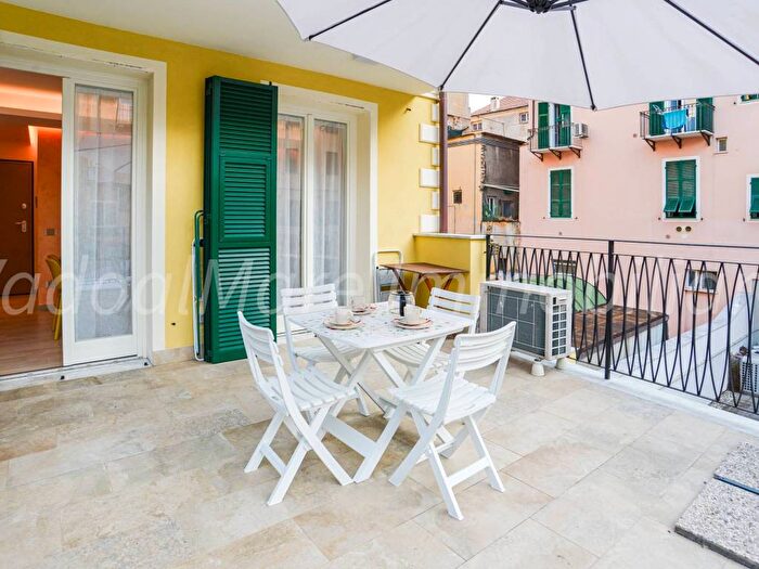 Appartamento bilocale in affitto in Piazzetta Virgilio Fedi, Centro, Finale Ligure