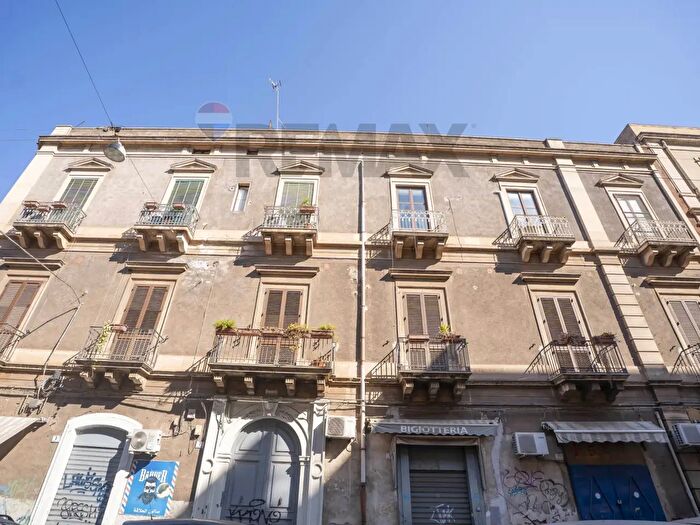 Appartamento con 10 locali in vendita in Via Giordano Bruno, Catania