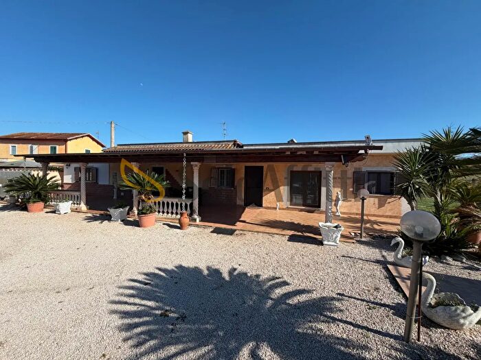 Casa con 8 locali in affitto in Strada Selmo, Latina