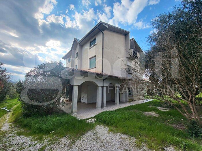 Casa con 5 locali in vendita in Loc Gaifana Snc, Nocera Umbra