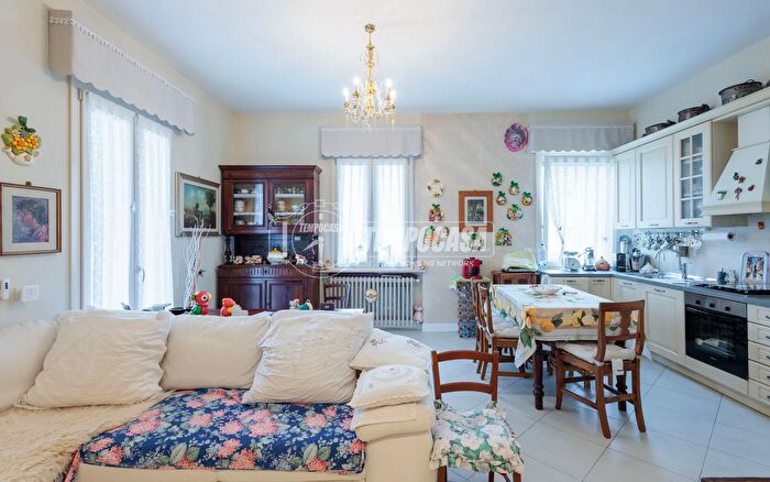 Casa quadrilocale in vendita in Strada Provinciale Traversetolo, Parma