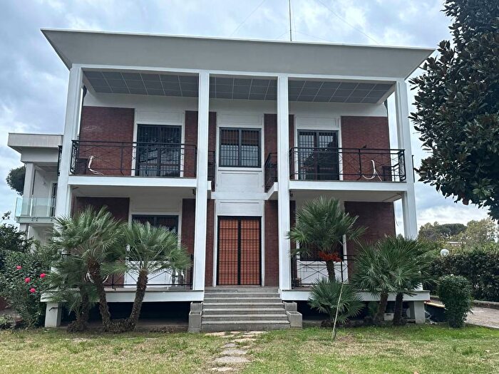 Casa con 6 locali in affitto in Viale Gorgia di Leontini, Casal Palocco, Roma