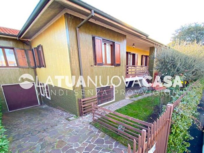 Casa quadrilocale in vendita in Via Aprile, Bareggio