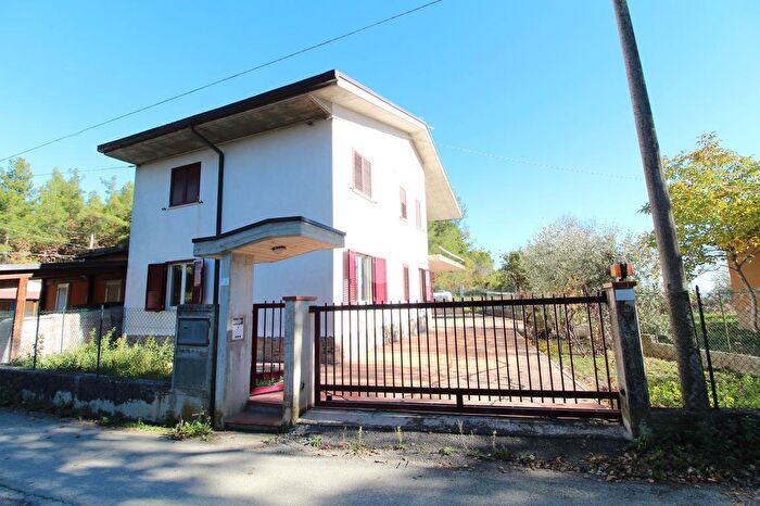 Casa trilocale in vendita in Frazione Campiglio, Campli