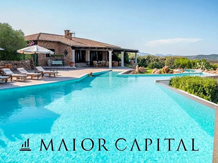 Casa con 20 locali in vendita in Loiri Porto San Paolo