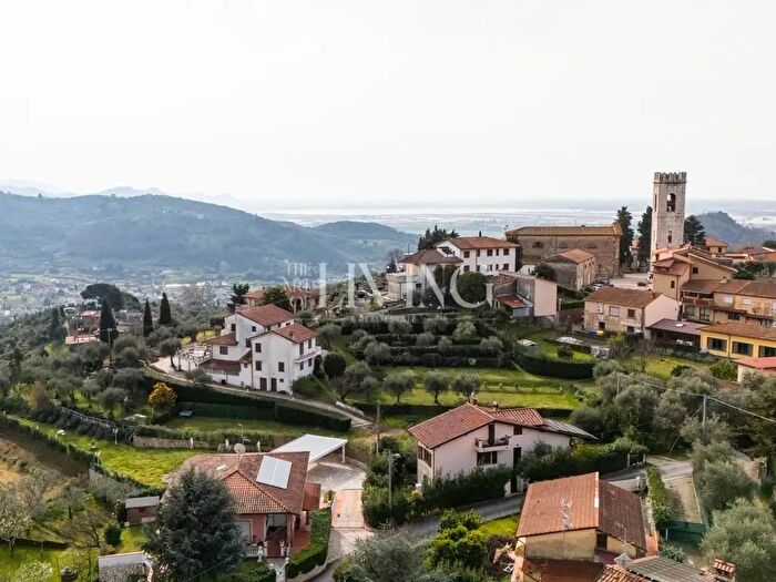 Casa con 12 locali in vendita in Massarosa