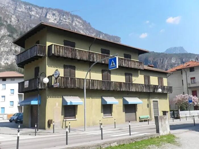 Casa con 15 locali in vendita in Via Garibaldi, Storo