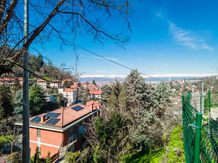 Appartamento quadrilocale in vendita in Viale Aprile, Torino