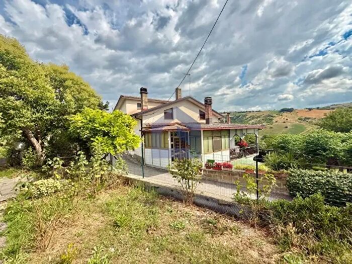 Casa con 6 locali in vendita in Contrada Laroma, Casoli