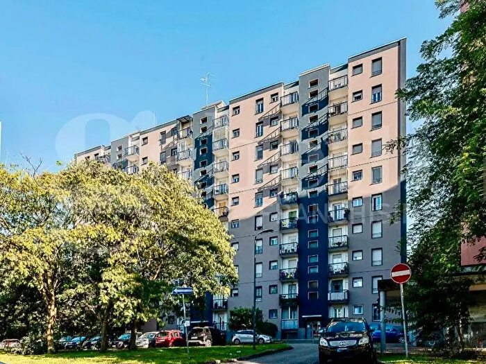 Appartamento quadrilocale in vendita in Via Costantino Baroni, Milano