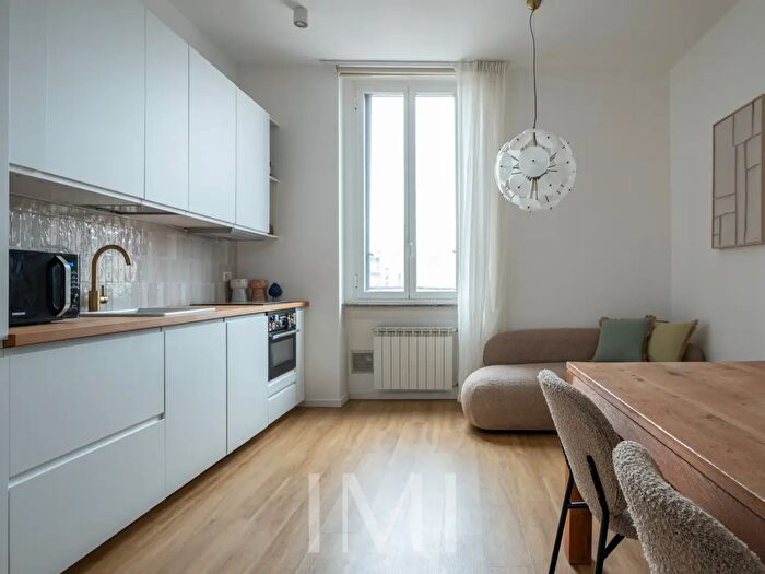 Appartamento trilocale in vendita in Via Altaguardia, Milano