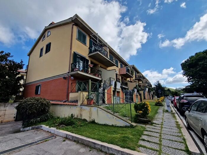 Appartamento trilocale in vendita in Via Rocca di Papa, Grottaferrata
