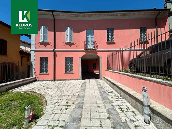Casa con 8 locali in vendita in Piazza Garibaldi, Besozzo