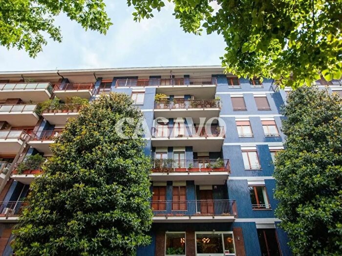 Appartamento trilocale in vendita in Via Quadronno, Milano