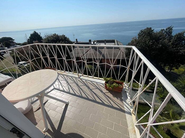 Appartamento trilocale in affitto in VIA FABRIZI, Quarto, Genova