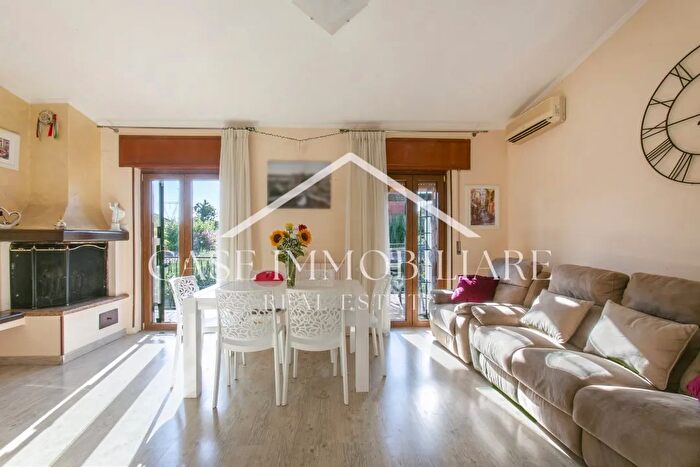 Appartamento trilocale in vendita in Via Zavattarello, Roma