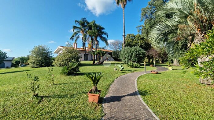 Casa con 9 locali in vendita in Latina