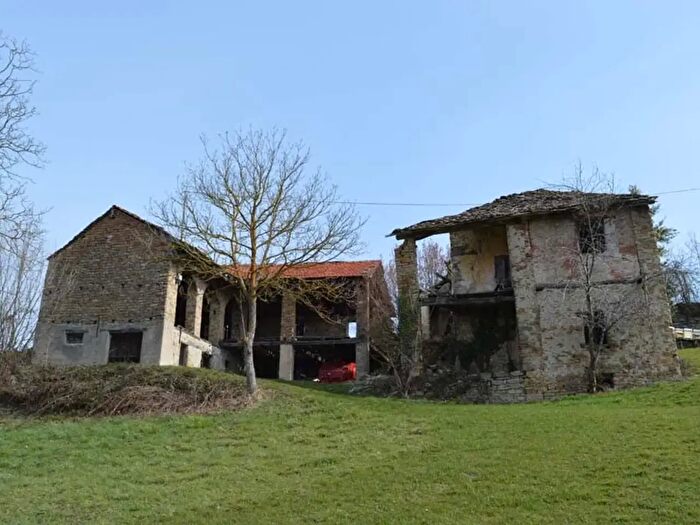 Casa con 15 locali in vendita in Mombarcaro