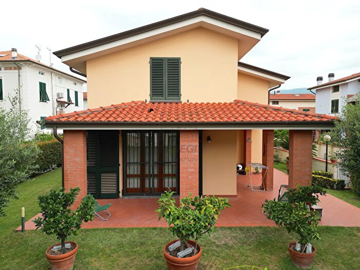 Casa con 10 locali in vendita in Via delle Ville Prima, Lucca