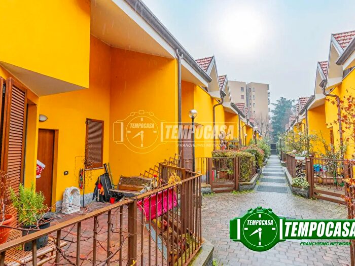 Casa trilocale in vendita in Via Cusago, Milano