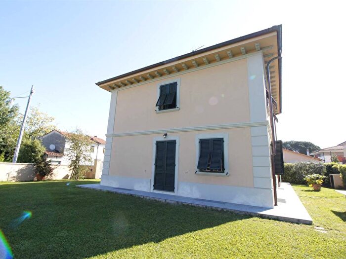 Casa con 6 locali in affitto in Via Lombarda, Lammari Lunata, Capannori