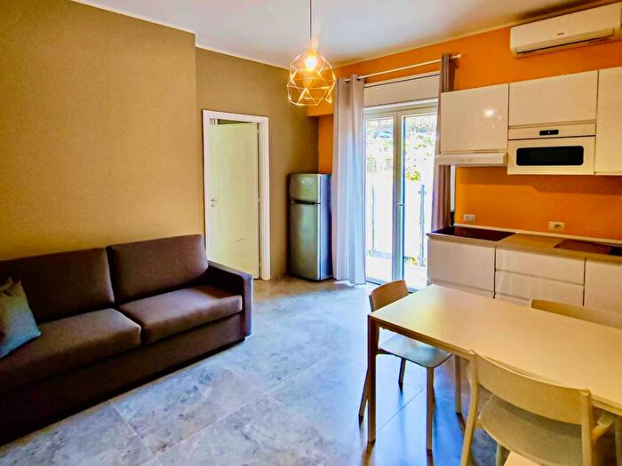 Appartamento bilocale in affitto in Via Livorno, Centro, Aci Castello