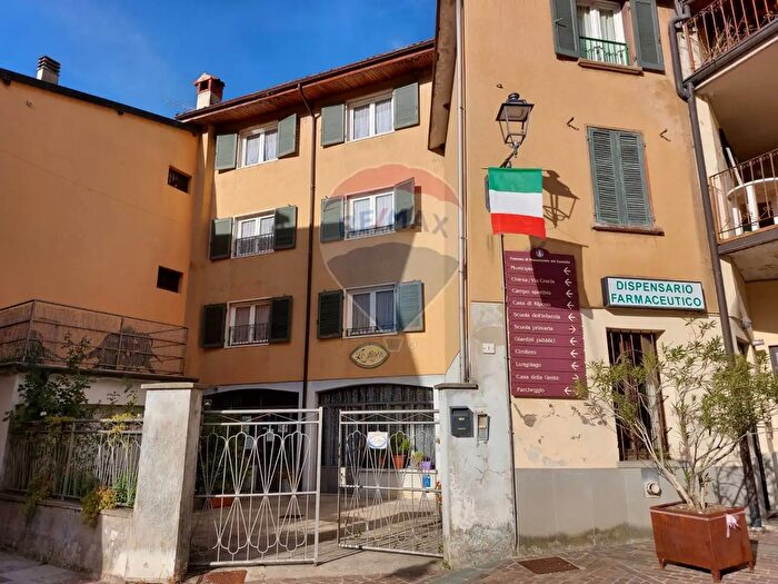 Casa con 14 locali in vendita in Monasterolo Del Castello