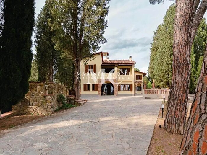 Appartamento con 10 locali in vendita in Impruneta