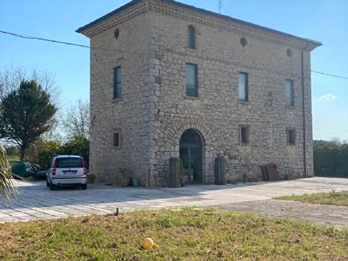 Casa con 7 locali in vendita in Fondi