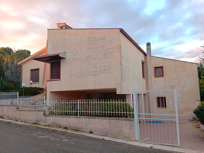Casa con 5 locali in vendita in Comiso