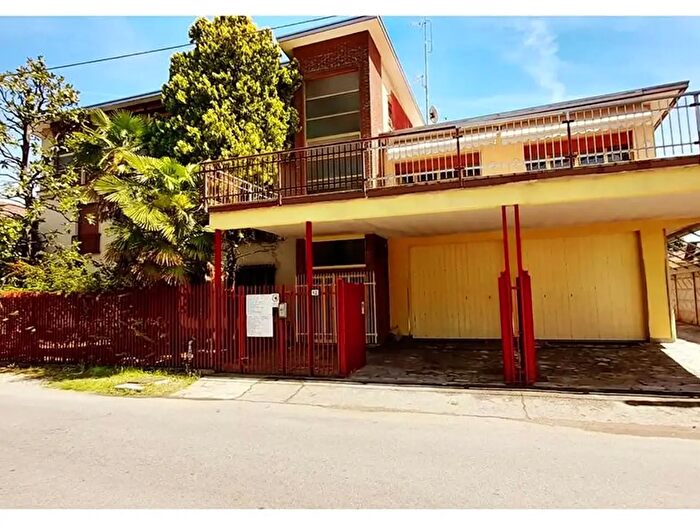 Appartamento con 12 locali in vendita in Via Sauro, Gallarate
