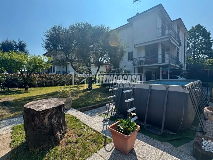Casa quadrilocale in vendita in Via Gioacchino Rossini, Biassono