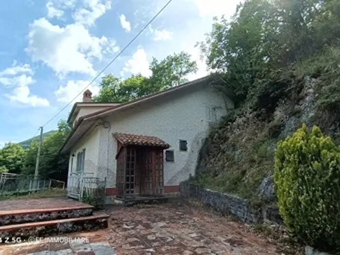 Casa quadrilocale in vendita in Via Pianello, Sefro