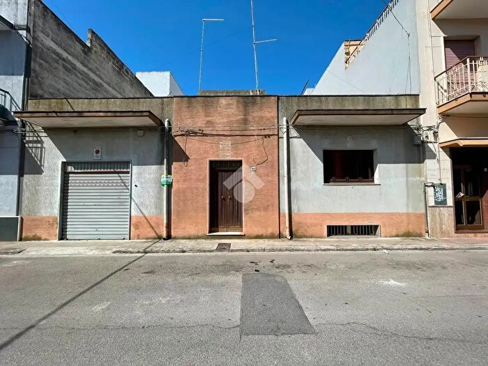 Appartamento con 6 locali in vendita in Via Francesco Rubichi, Grottaglie
