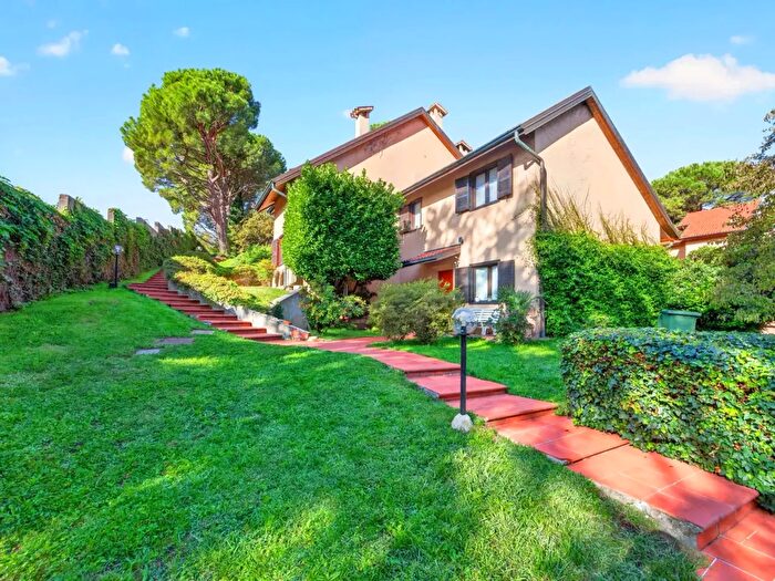 Casa trilocale in vendita in Via Giuseppe Parini, Barlassina