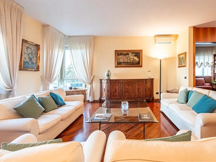 Appartamento con 9 locali in vendita in Milano